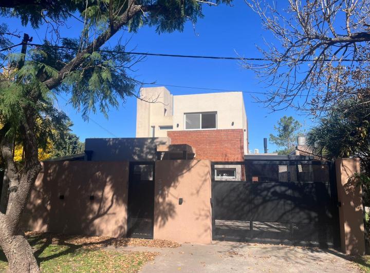 Casa · 470m² · 6 Ambientes · 2 Cocheras