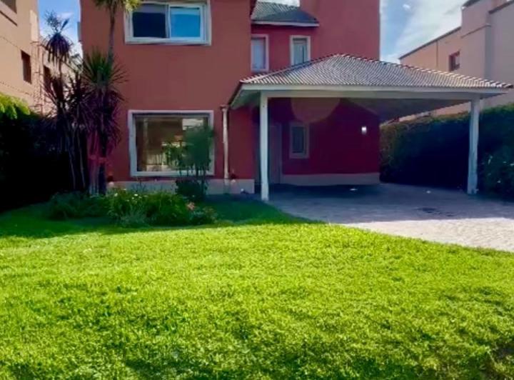 Casa · 390m² · 5 Ambientes · 2 Cocheras