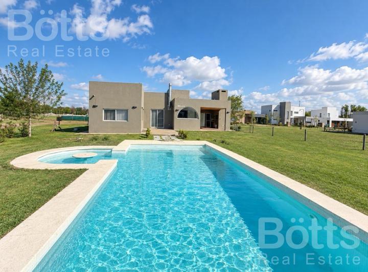 Casa · 102m² · 3 Ambientes · 3 Cocheras