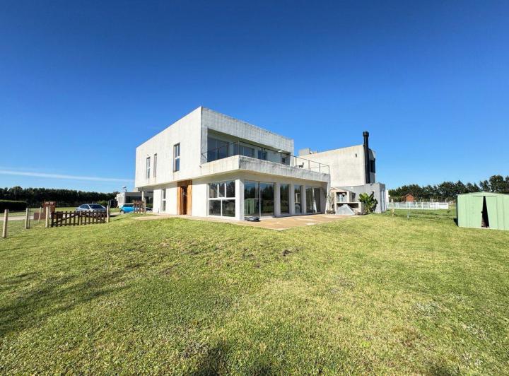 Casa · 230m² · 4 Ambientes · 2 Cocheras