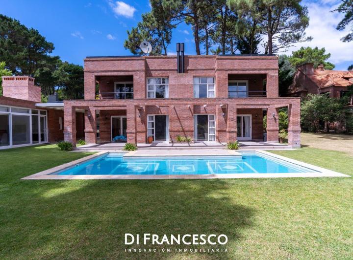 Casa · 325m² · 7 Ambientes · 2 Cocheras