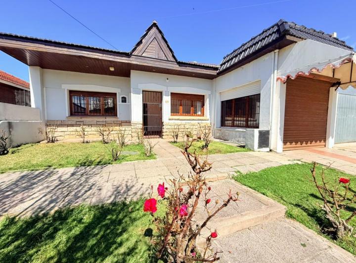 Casa · 170m² · 2 Dormitorios · 2 Cocheras