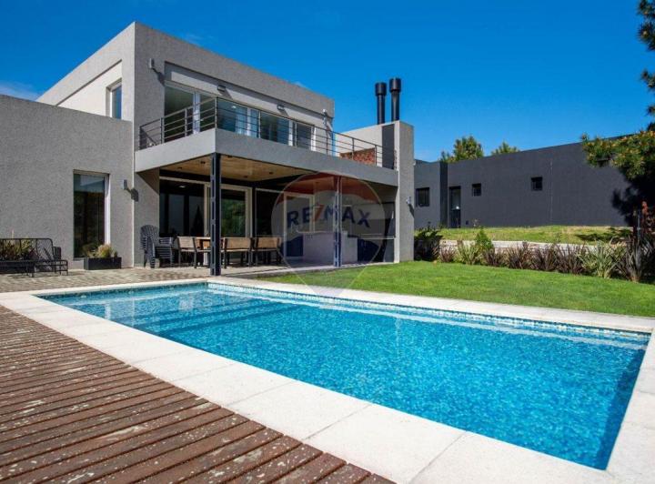Casa · 334m² · 6 Ambientes · 2 Cocheras