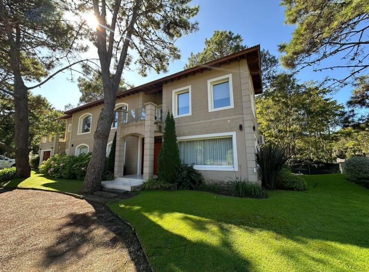 Casa · 300m² · 6 Ambientes