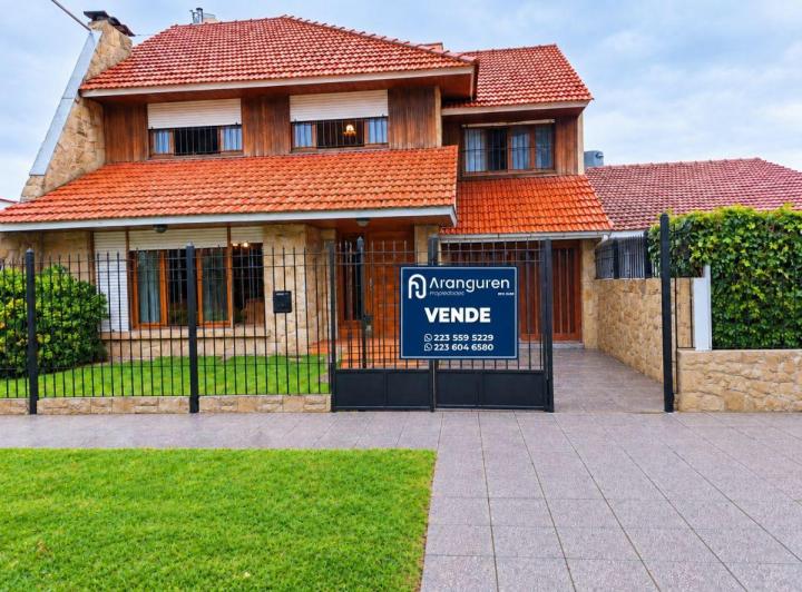 Casa · 200m² · 5 Ambientes · 2 Cocheras