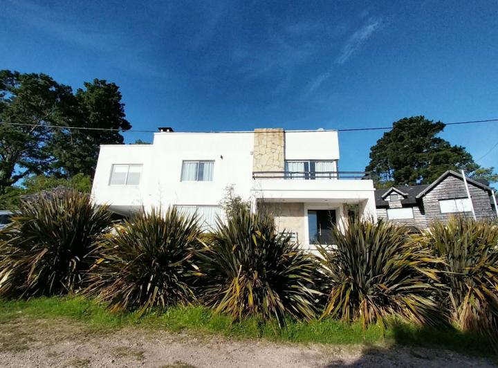 Casa · 245m² · 6 Ambientes · 1 Cochera