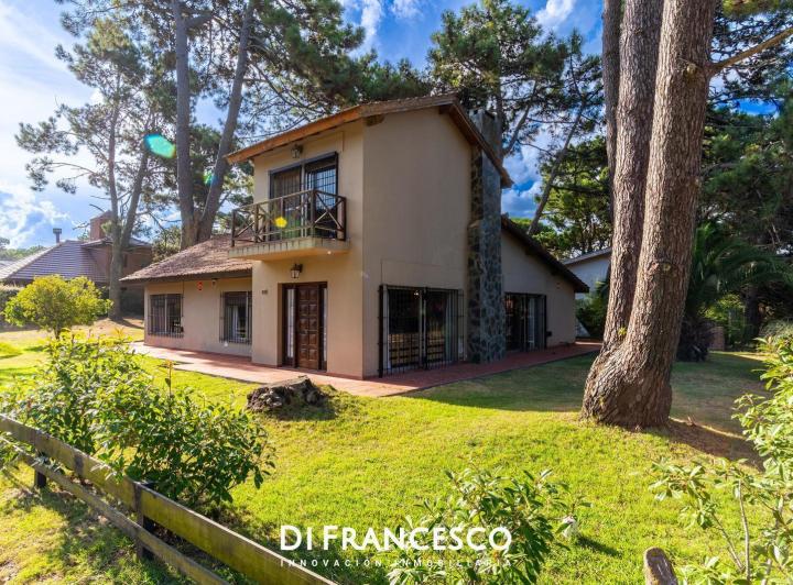 Casa · 150m² · 5 Ambientes · 2 Cocheras
