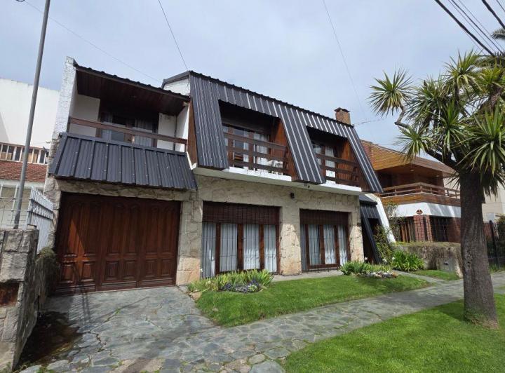 Casa · 299m² · 6 Ambientes · 2 Cocheras