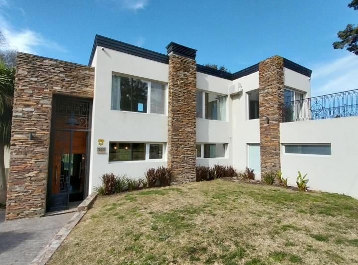Casa · 240m² · 6 Ambientes · 1 Cochera