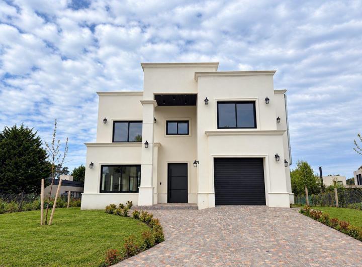 Casa · 280m² · 5 Ambientes · 2 Cocheras