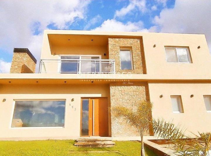 Casa · 149m² · 5 Ambientes · 2 Cocheras