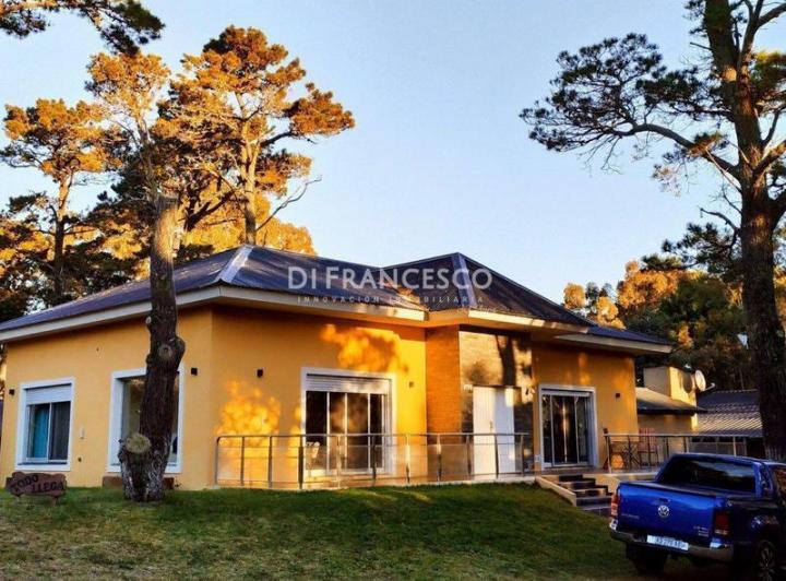 Casa · 160m² · 5 Ambientes · 2 Cocheras
