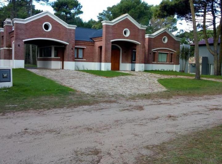 Casa · 200m² · 4 Ambientes · 1 Cochera