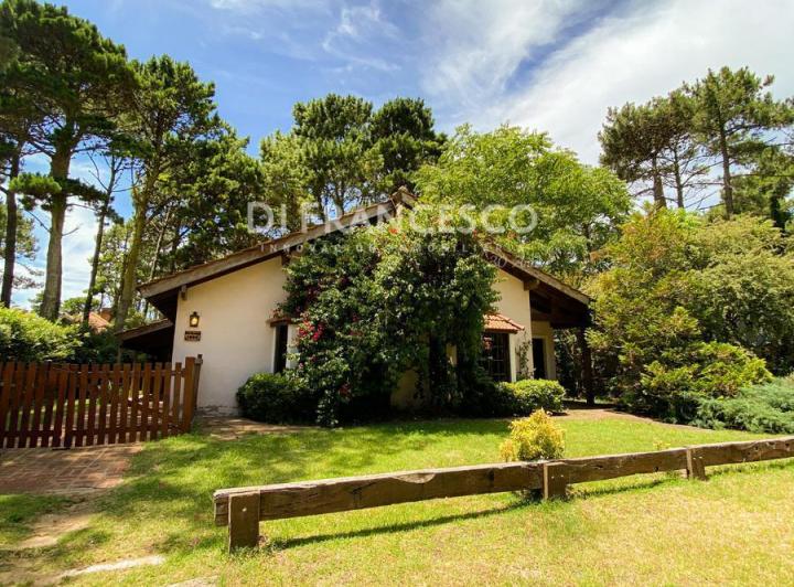 Casa · 240m² · 5 Ambientes · 2 Cocheras