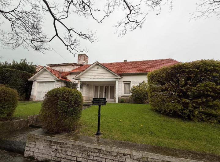 Casa · 994m² · 5 Ambientes · 1 Cochera
