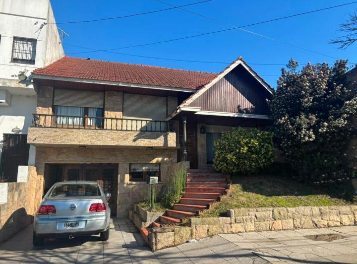 Casa · 200m² · 5 Ambientes · 1 Cochera