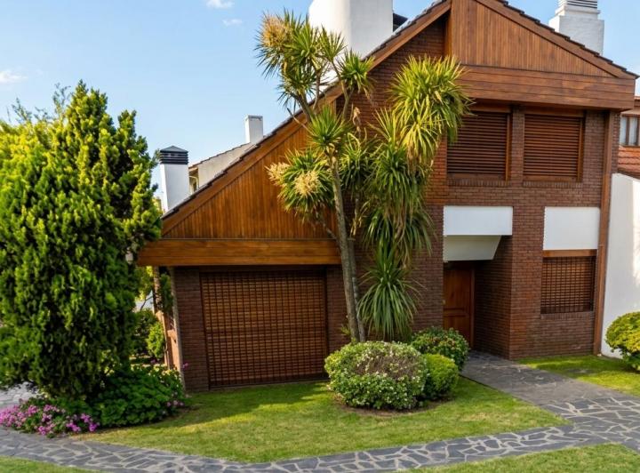 Casa · 205m² · 8 Ambientes · 2 Cocheras