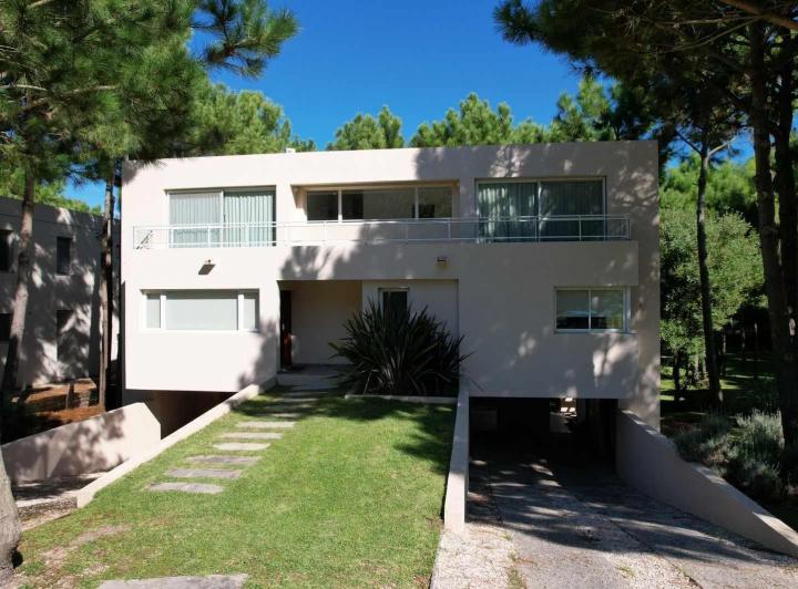 Casa · 350m² · 5 Ambientes · 3 Cocheras