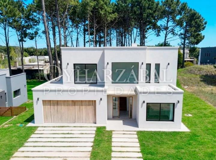Casa · 230m² · 4 Ambientes · 2 Cocheras