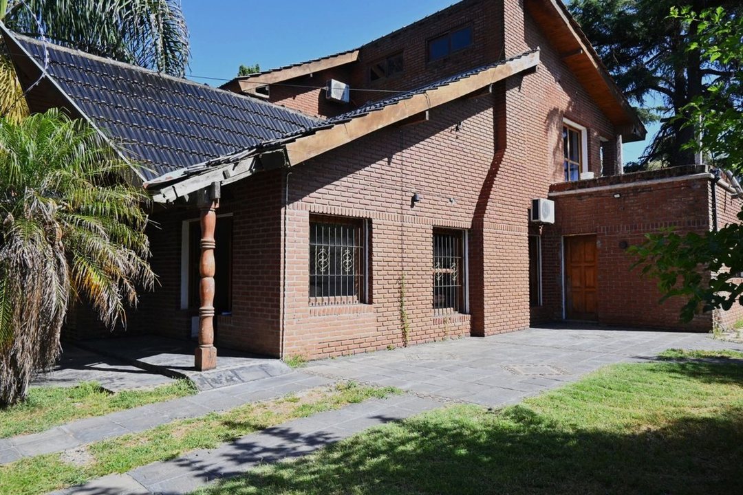 VENTA CASA 6 AMBIENTES MORENO SOBRE LOTE 1462 mtrs