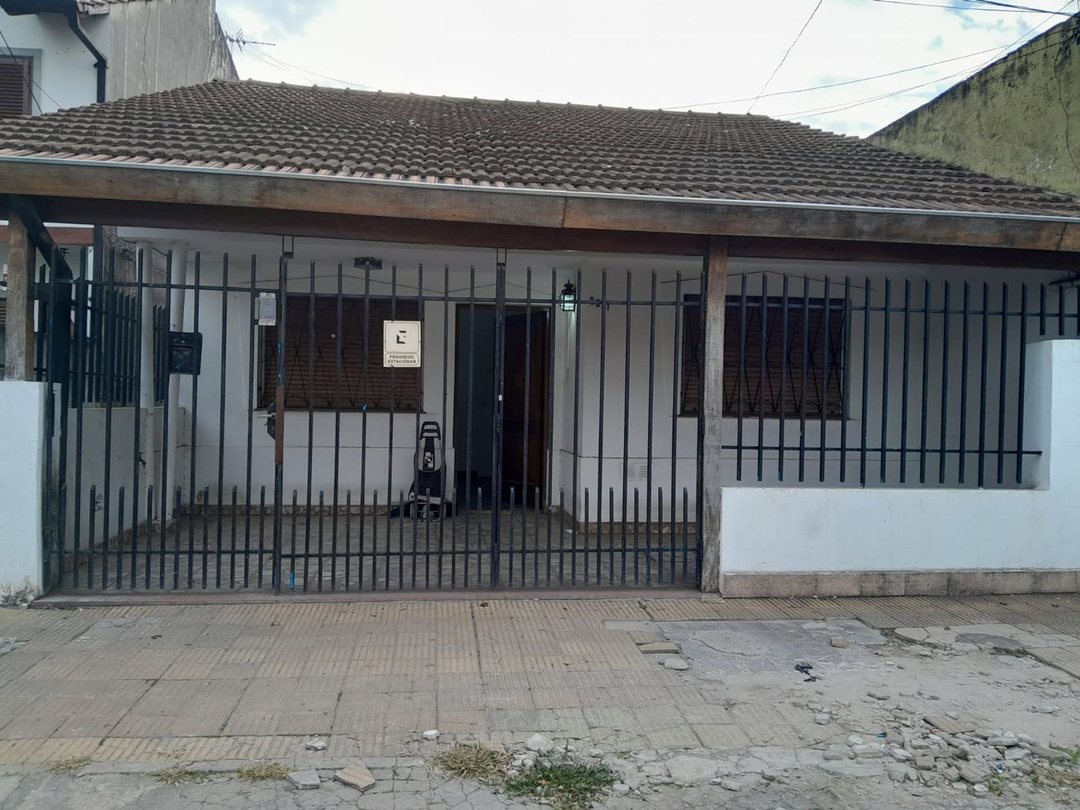 CASA 4 AMBIENTES VILLA LUZURIAGA JARDIN COCHERA