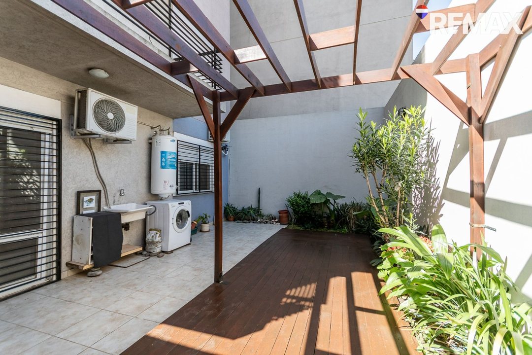 VENTA DEPTO 2 AMBIENTES CON PATIO - CASEROS