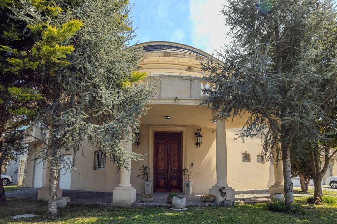 Venta Casa 8 amb gran jardín y pileta en b.cerrado