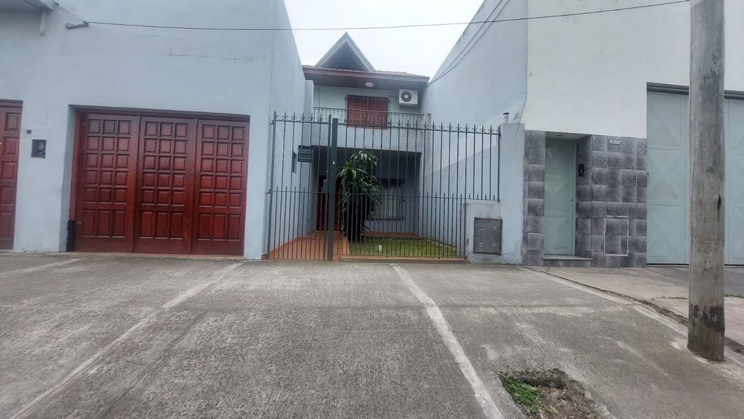 VENTA CASA C/DEPOSITO FONDO Y QUINCHO LANUS ESTE