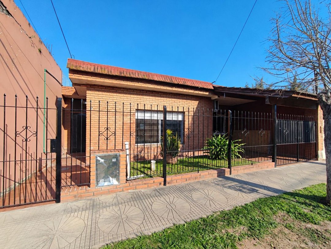 Casa 4 dorm con pileta y quincho en Villa de Mayo