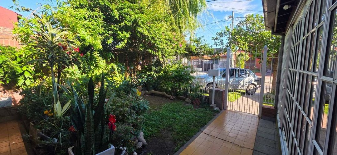 CASA Y DEPARTAMENTO TEMPERLEY VENTA GARAGE Y PATIO