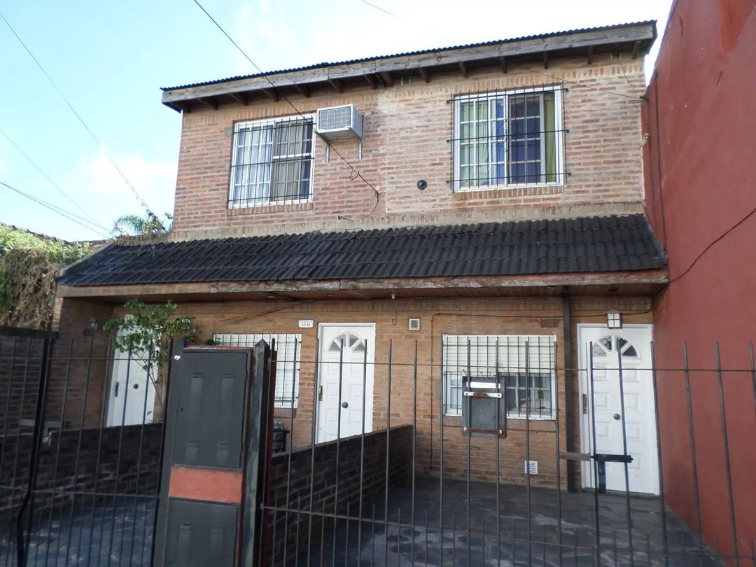 VENTA TRIPLEX 3 AMBIENTES CON PATIO Y COCHERA