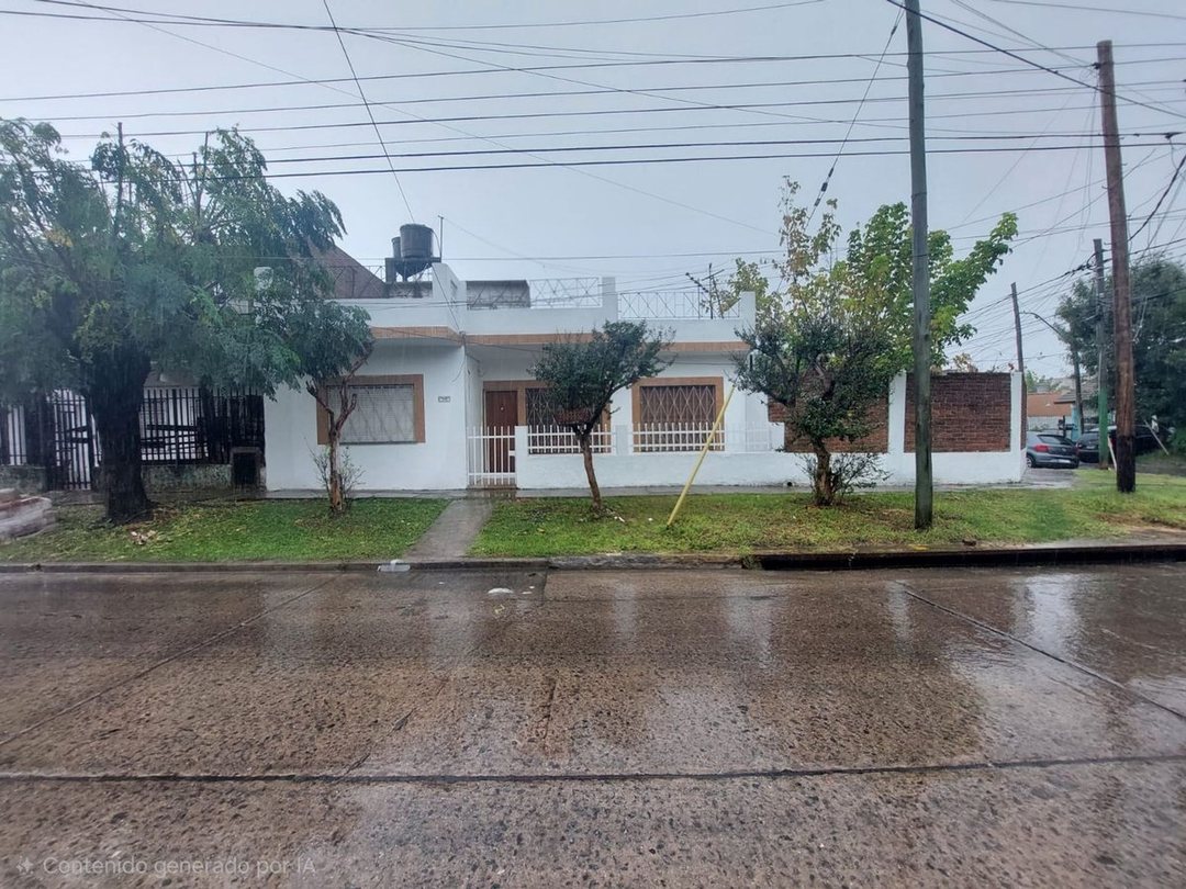 VENTA CASA 5 AMB EN HURLINGHAM C/ JARDIN Y COCHERA