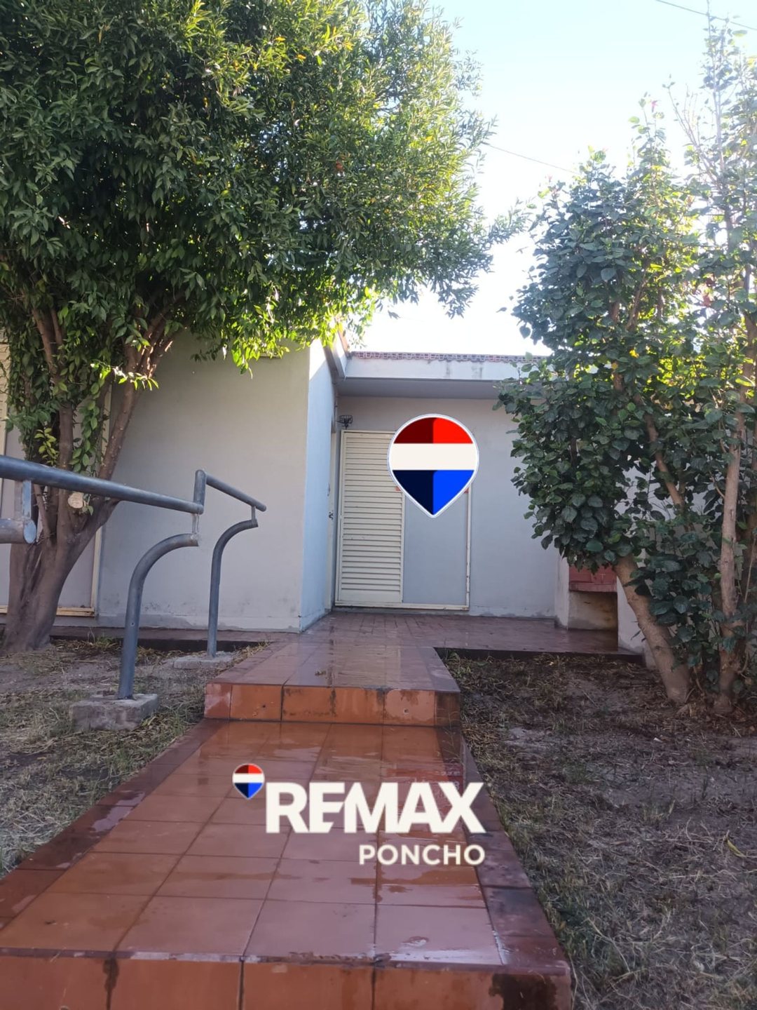 SE VENDE CASA ZONA 1000 VIVIENDAS. FACILIDADES.