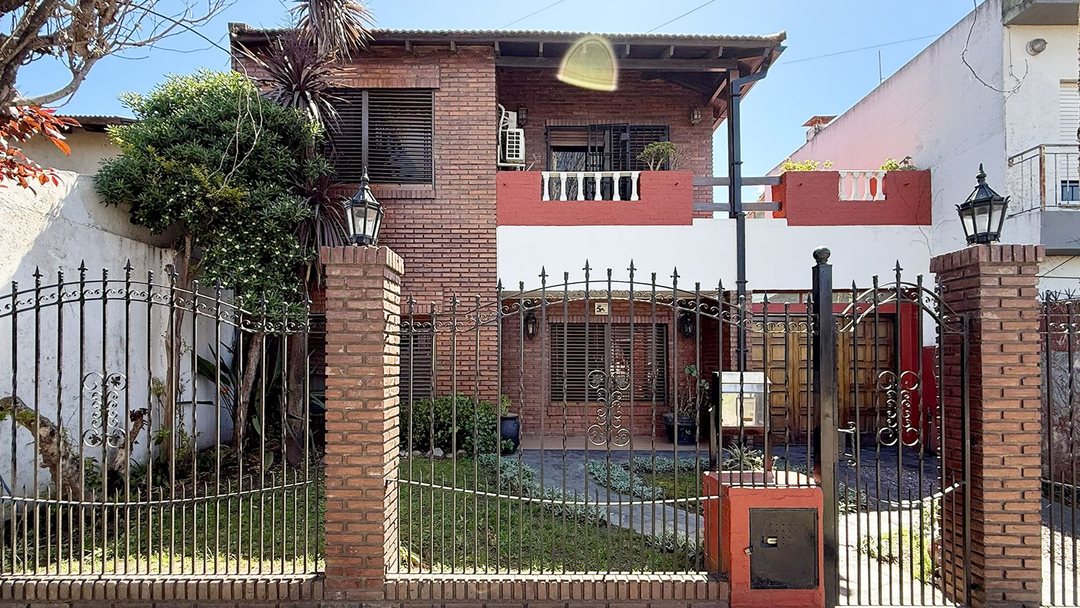 Importante chalet 6 ambientes con garage y cochera