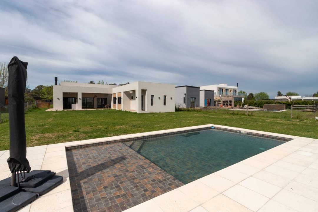 CASA 4 AMB. DESARROLLADA EN PLANTA BAJA C/ PISCINA