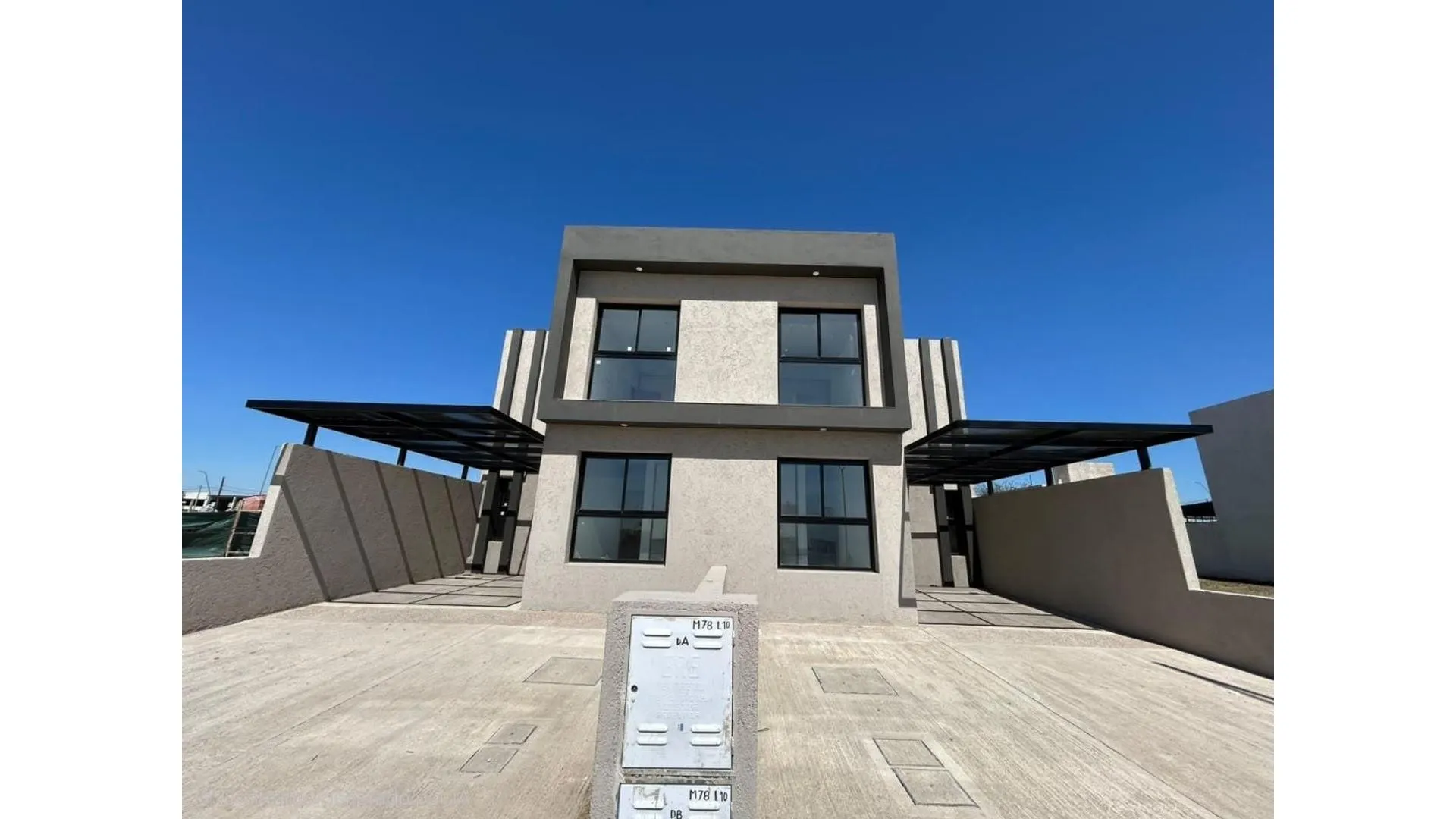 VENTA DUPLEX COLINAS MANANTIALES 3 DORMITORIOS FRENTE PLAZA