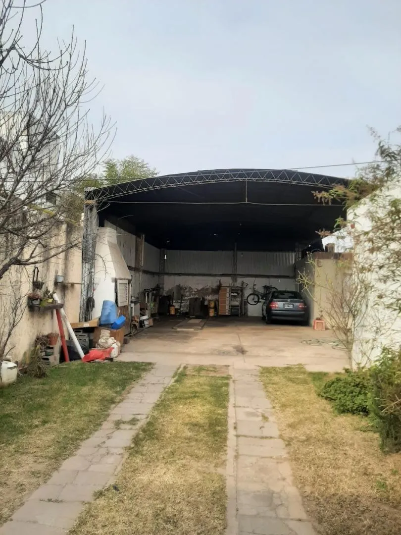 Vendo Casa con Galpon y departamento de 2 dormitorios en Alto Alberdi