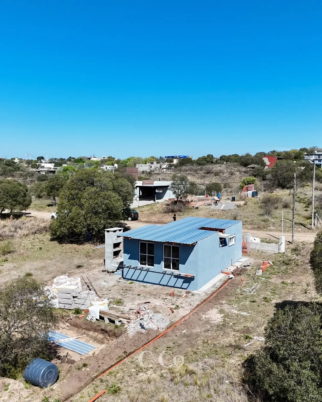VENTA CASA A ESTRENAR 2 DORMITORIOS,  PISCINA, 555M2 DE TERRENO. APTA CRÉDITO. TANTI. USD 78.000