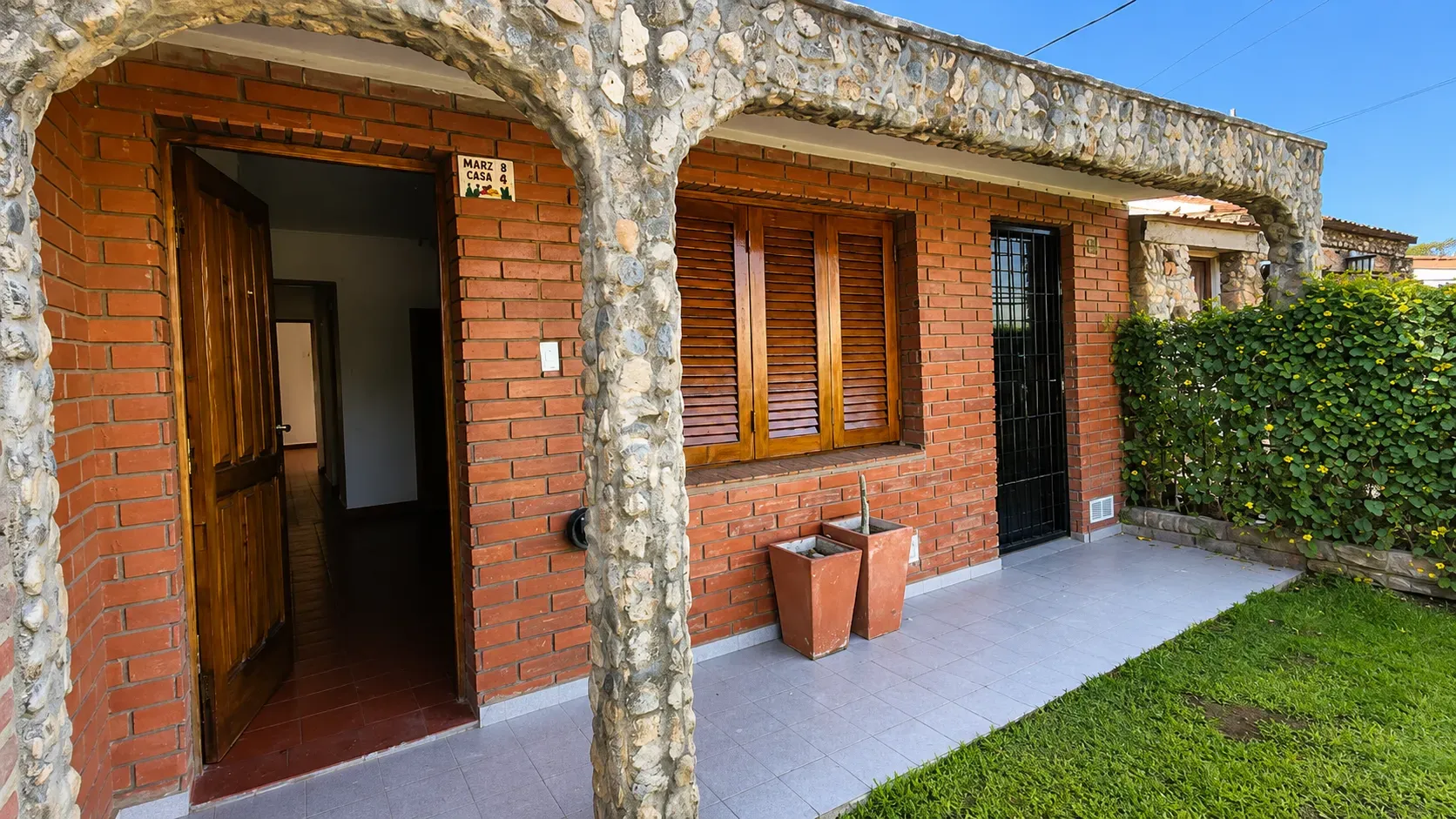 CASA EN ALQUILER – 3 DORMITORIOS, PATIO CON ASADOR Y GARAJE CUBIERTO | ZONA NORTE