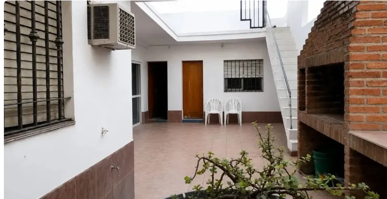 Casa en San Vicente, con patio y departamento detrás
