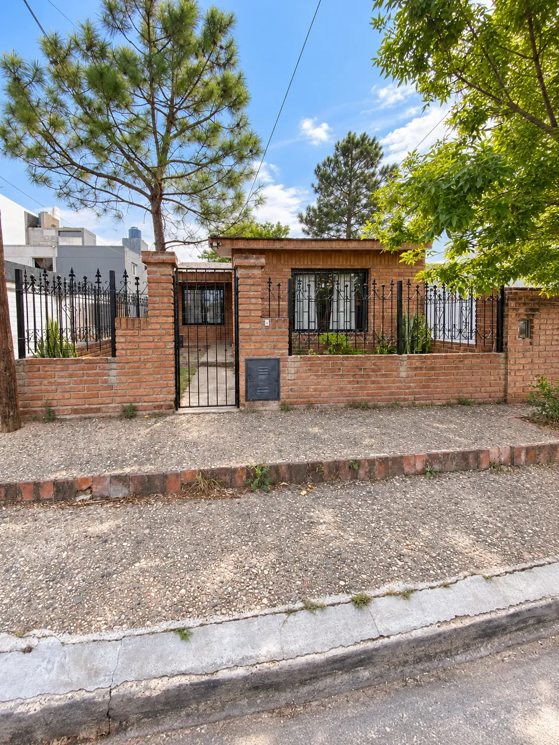 VENDO CASA CON DEPARTAMENTO INDEPENDIENTE BARRIO ALTO ALBERDI