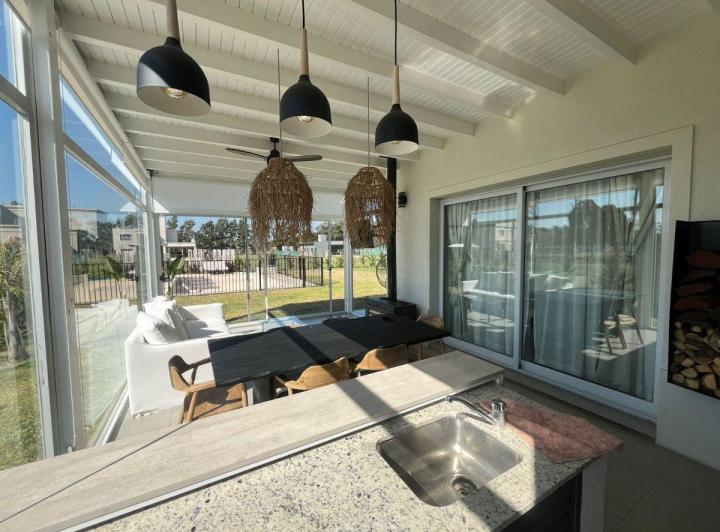 Casa · 220m² · 6 Ambientes · 2 Cocheras