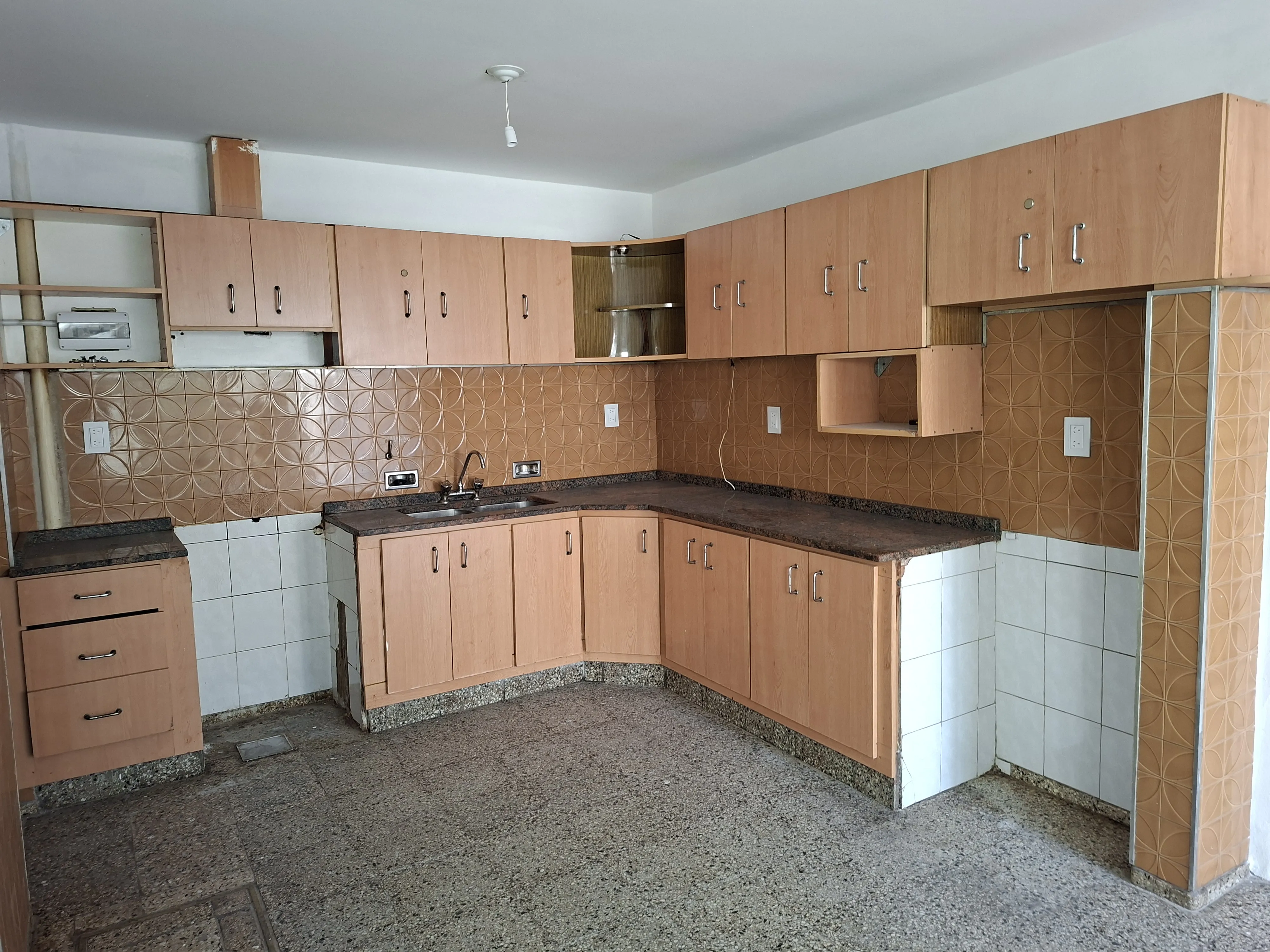 Alquila: Dpto Planta Baja - 2 Dorm.