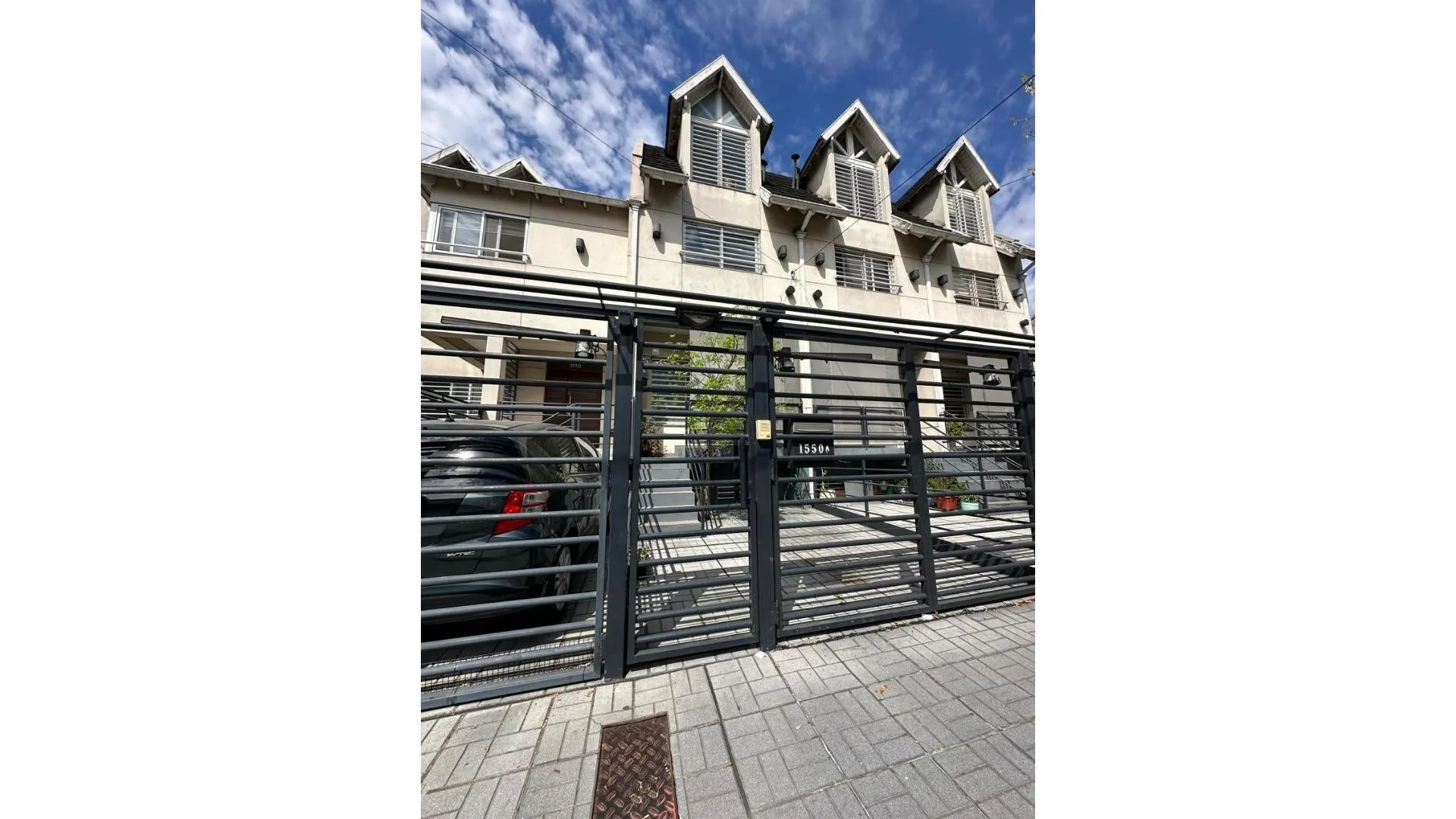 VENTA TRIPLEX- 5 AMBIENTES, 3 BAÑOS, 1 COCHERA