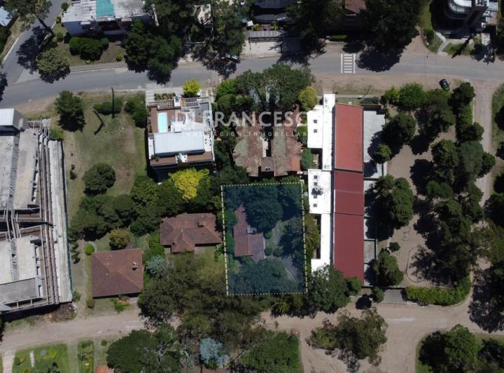 Terreno · 717m²