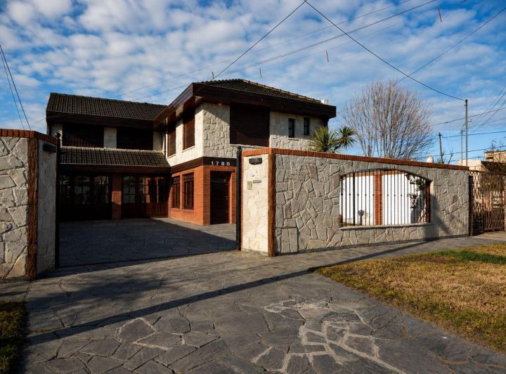 Casa · 190m² · 5 Ambientes · 2 Cocheras