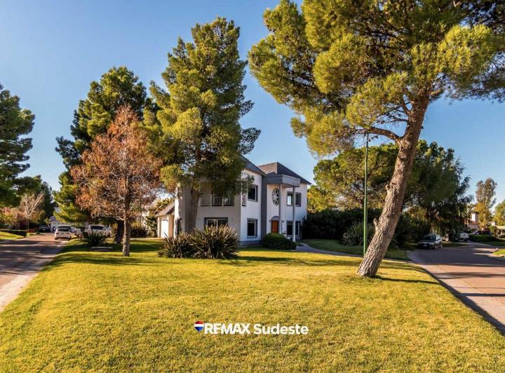 Casa · 400m² · 6 Ambientes · 2 Cocheras