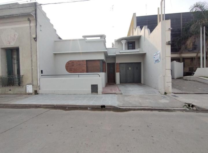 Casa · 200m² · 4 Ambientes · 2 Cocheras