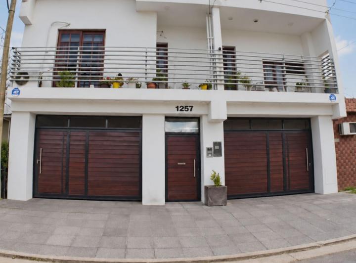 Casa · 145m² · 7 Ambientes · 2 Cocheras
