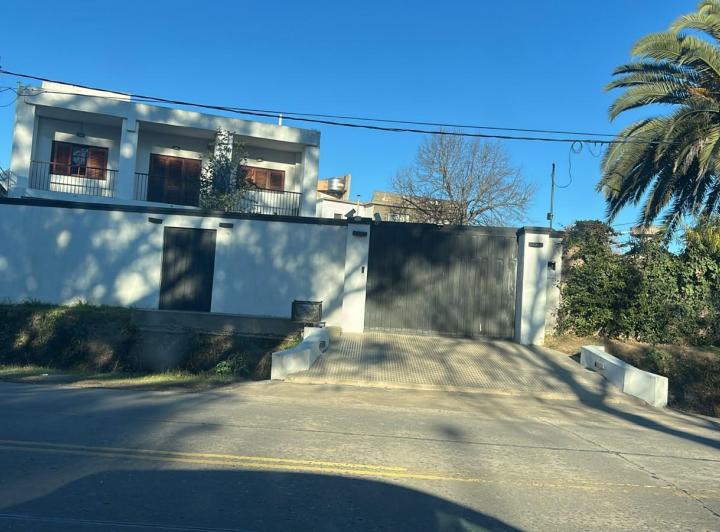 Casa · 320m² · 8 Ambientes · 4 Cocheras